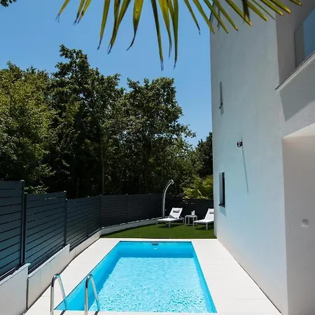 Luxury Royal Iris Апартаменты *