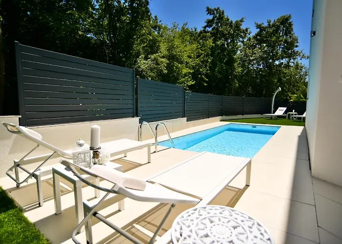 Luxury Royal Iris Apartment