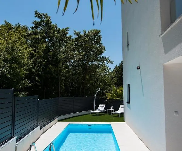 Luxury Royal Iris Apartment *